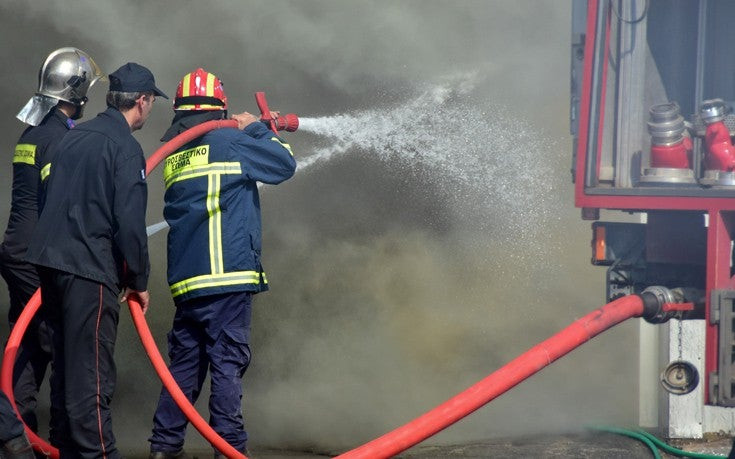 Υπό έλεγχο η φωτιά στο εργοστάσιο ξυλείας στο Νέο Κόσμο